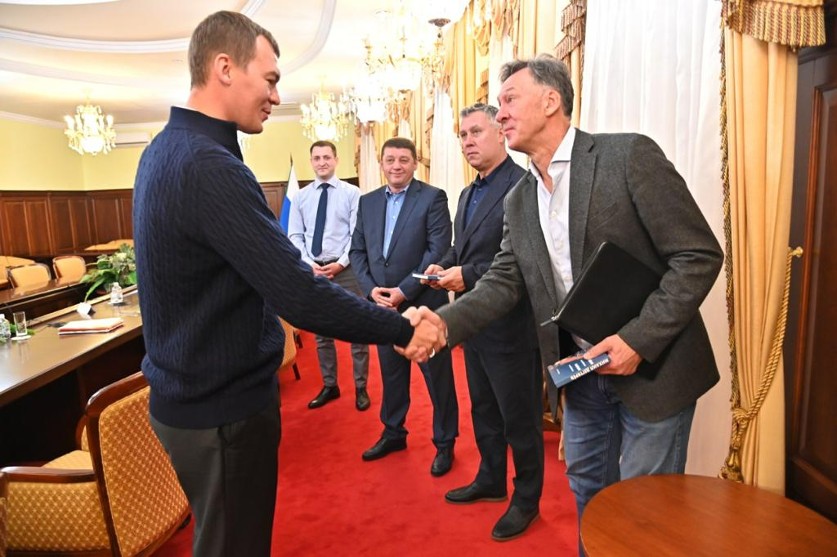 Дегтярев встретился с тренерским составом и командой ХК «Амур» Дегтярев поприветствовал ХК Амур