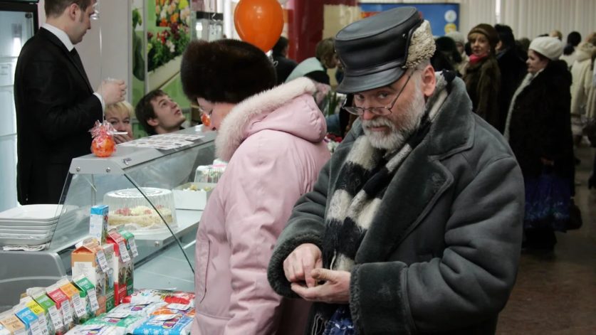 Сухая статистика уровень реальных доходов россиян вернулся к минимальному значению десятилетия