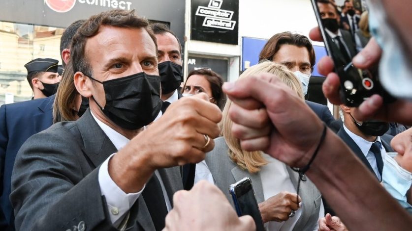 Нападавший на президента Франции получил реальный срок