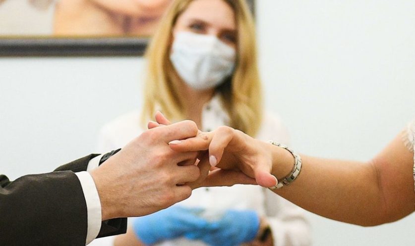 Минюст разрешил ЗАГСам регистрировать браки на дому и в больницах
