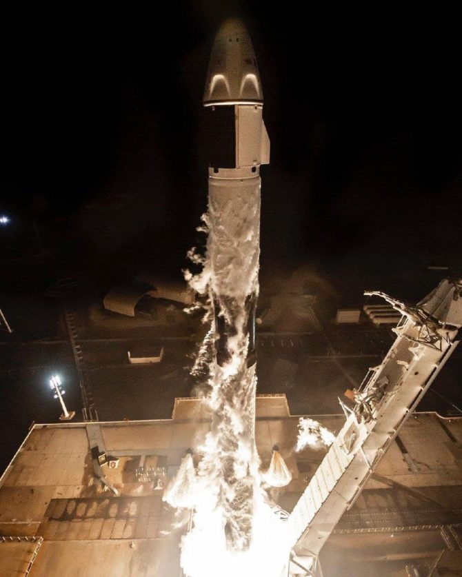 SpaceX отправила гражданских в космос