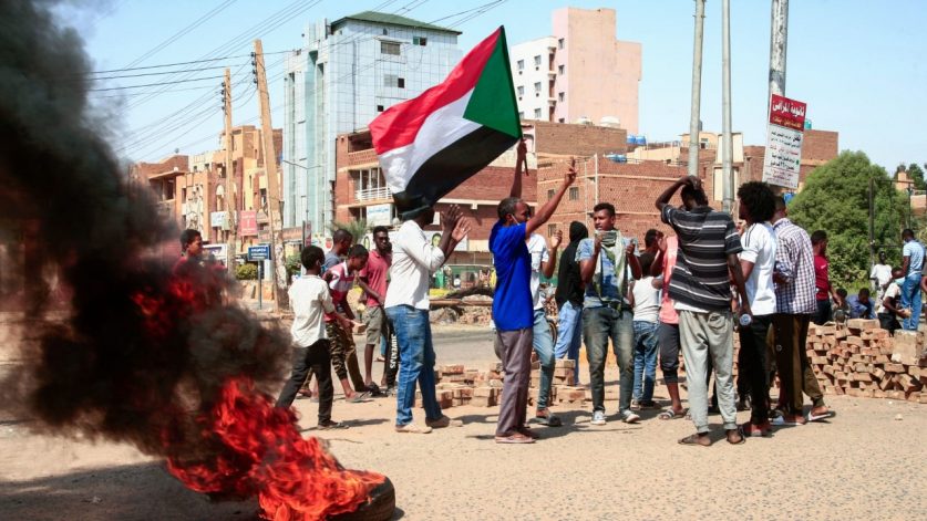 Военные Судана захватили власть, чтобы предупредить гражданскую войну 