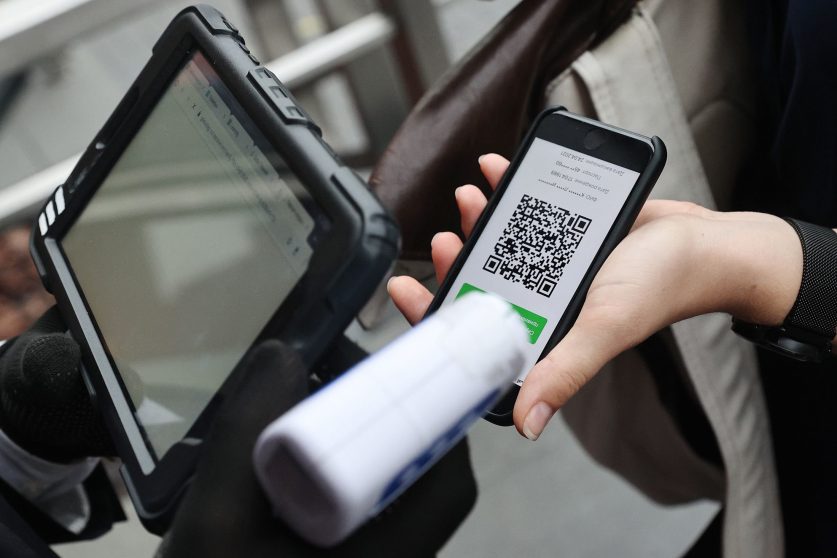 Закдума Хабаровского края поддержала введение QR-кодов