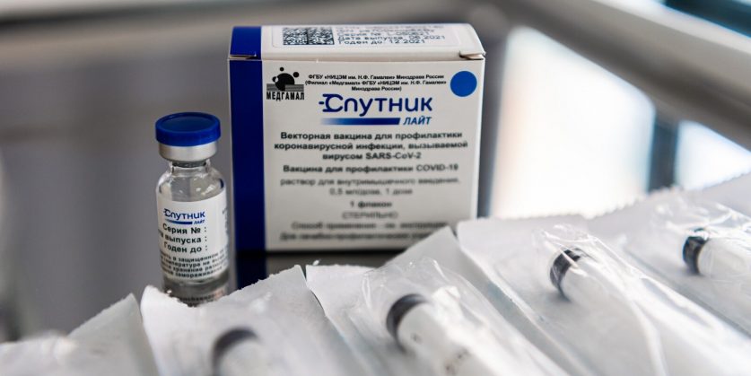 Минздрав одобрил первичную вакцинацию «Спутником Лайт»