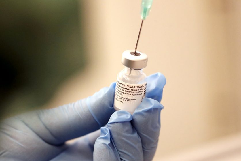 Исследование: три дозы вакцины эффективнее защищают от «омикрон»-штамма