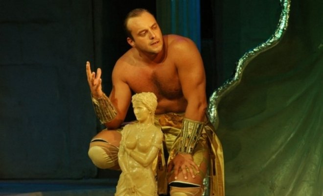 Максим Щеголев играет в театре и снимается в кино