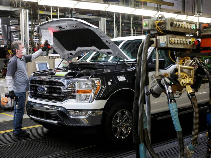Машина Ford с системой оповещения о возможном ДТП Компания Ford разработала систему оповещения о возможном ДТП