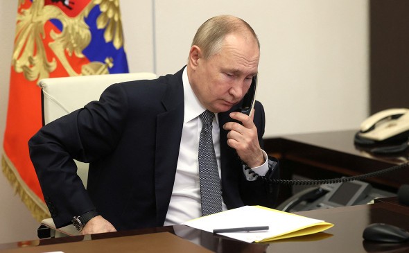 Путин провел переговоры с Макроном и Шольцем
