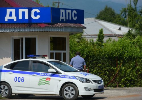 РОССИЙСКИХ АВТОТУРИСТОВ ЗАПРЕТИЛИ ОСТАНАВЛИВАТЬ В АБХАЗИИ